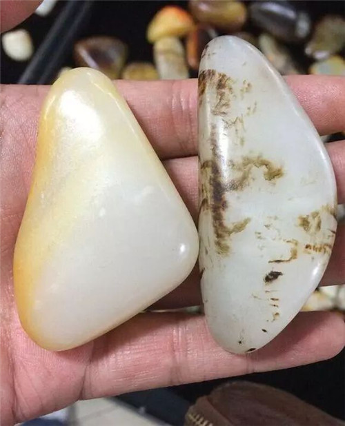 翡翠观音脏了这块山料居然变成了和田玉“籽料”  第2张