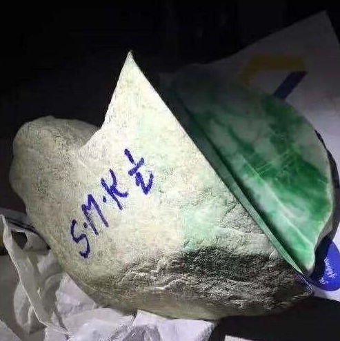 广东揭阳玉石批发缅甸翡翠上大锯，一看木那出奇迹，小伙酒席摆起来了  第4张