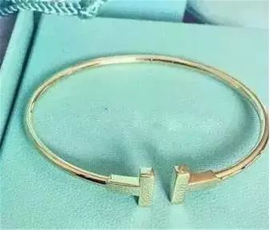 黄翡翠戒指的价格珠宝黑、裂、暗淡？怎么办？  第6张