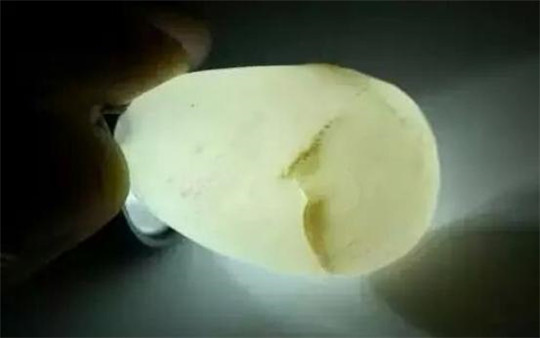 用手电筒看玉石，这是什么招式？  第8张