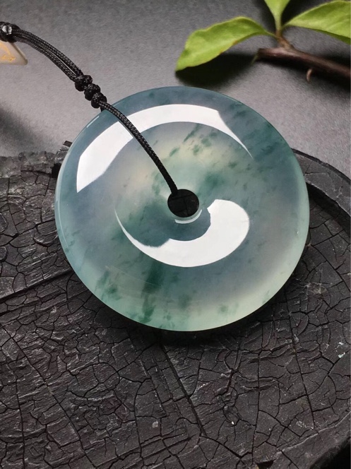 购买和田玉翡翠吊坠怎么挑选 这里有你想要的答案   第1张