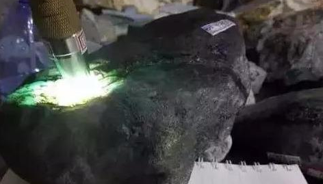 假翡翠原石特征翡翠原石如何解料才能利益最大化？  第3张