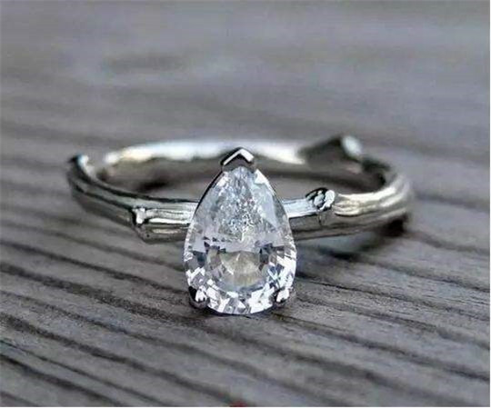 蓝宝石居然可以显现出白色！这对它的价格有影响吗？  第2张