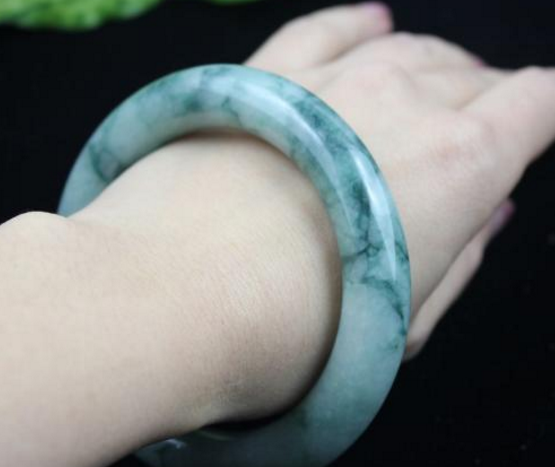 翡翠手镯怎么挑比较好？翡翠手镯有哪些款式   第2张