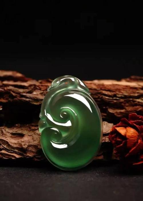 小刘翡翠批发直播翡翠和玉哪个更值钱  看这篇你就知道了 