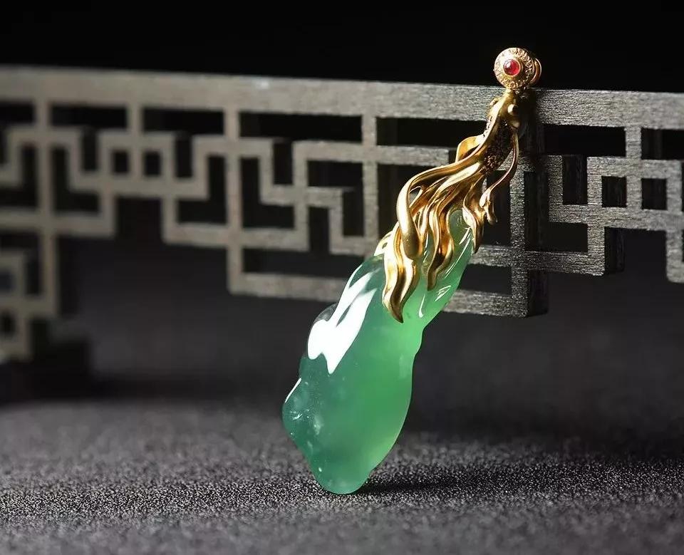 翡翠摆件市场行情“浓妆艳抹”翡翠，发掘不一样的美   第3张