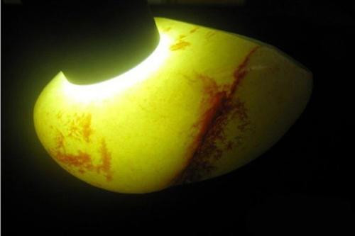 翡翠手镯颜色绿自己捡的石头是不是玉石，怎么判断？  第4张