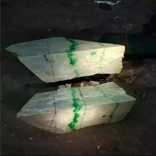 翡翠原石种粗玉石里的“一线天”你了解多少？  第1张