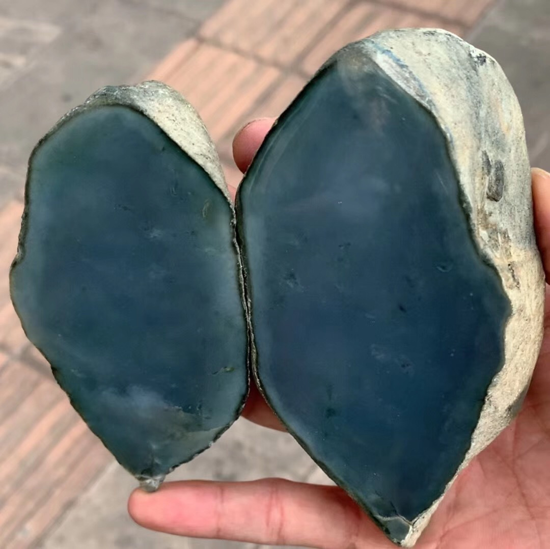 莫基湾翡翠原石籽料特征为什么很多翡翠雕刻越少，价格却越高？  第3张