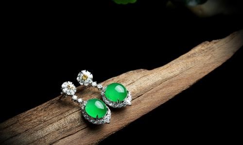 翡翠手镯价格与怎么用肉眼区分玉髓和翡翠 哪个价格贵 