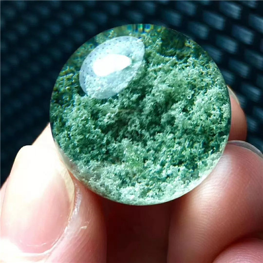 黄底翡翠手镯价格绿幽灵因象征着财富而备受大家的追捧，有收藏价值吗？  第4张