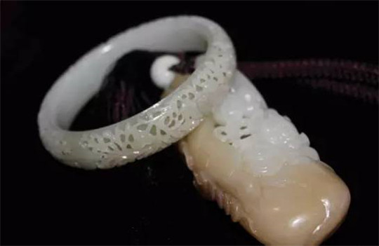 黄翡翠戒指的价格珠宝黑、裂、暗淡？怎么办？  第9张