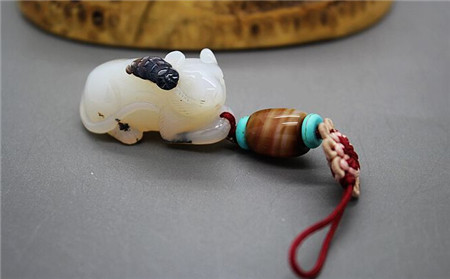 翡翠貔貅背上如意现在很多玛瑙叶子，叶子题材玛瑙雕件有何寓意？  第2张