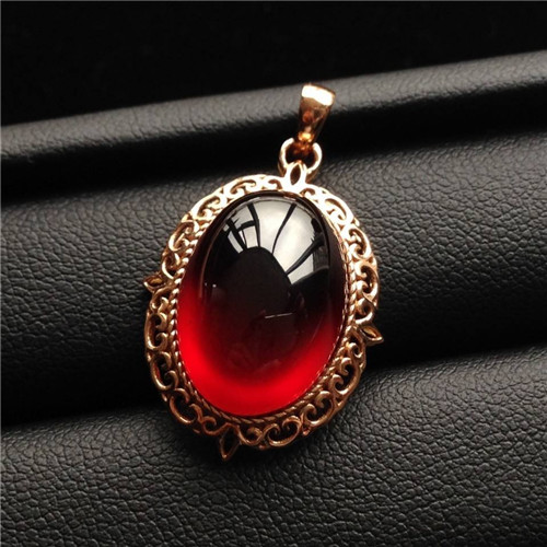 翡翠论文50岁女人别总乱戴，买错款式影响气质  第4张