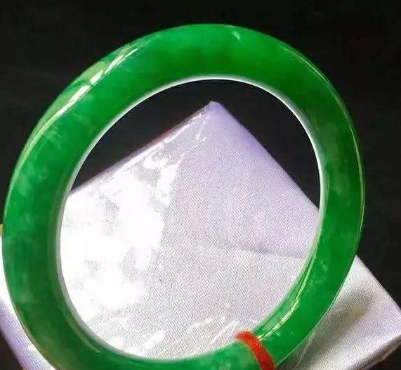 众里寻石千百度，蓦然回首，那原石却在地摊角落处，切开要拍卖？  第6张