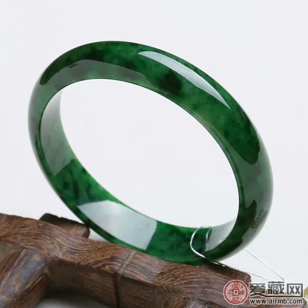 冰糯飘蓝花翡翠手镯的款式 