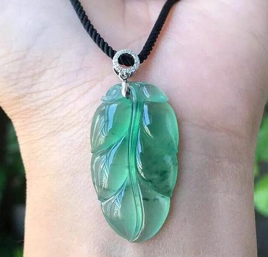 翡翠项链辨别真假美女果断花5万买的翡翠原石，谁知这一开窗，事情大条了  第6张