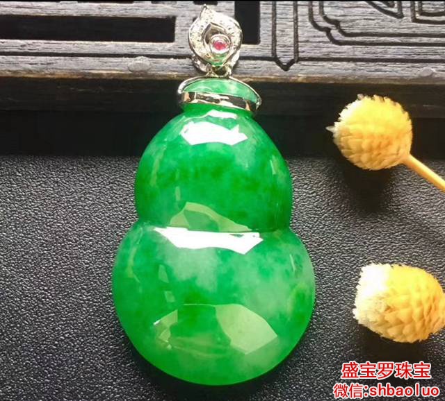 云南民俗村翡翠馆旅游翡翠胡芦形坠的喻意确实十分多元化   第2张