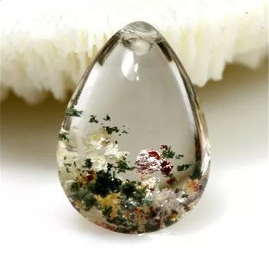 黄底翡翠手镯价格绿幽灵因象征着财富而备受大家的追捧，有收藏价值吗？  第6张