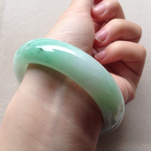 如何鉴定翡翠手镯是不是真的？看哪些方面能判断真假呢？   第1张