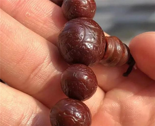 翡翠如何把玩盘一串就能陪伴你到老，这样的手串你有几串？  第5张