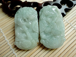 戴翡翠手镯的女星翡翠龙凤牌什么寓意？购买时需要注意什么   第1张