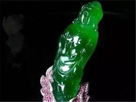 翡翠吊坠正阳绿琉璃还是翡翠？泰国供奉百年的“翡翠“观音，绿到让人睁不开眼  第5张