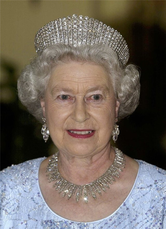 一起看看英国皇室的女人佩戴的蓝宝石  第7张