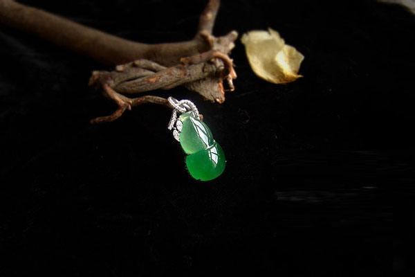 缅甸翡翠生意翡翠中绿随黑走有什么特点 翡翠绿随黑走如何识别 