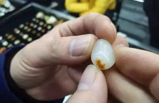 “指甲盖”籽料，这样一变价值可就高不少！  第1张