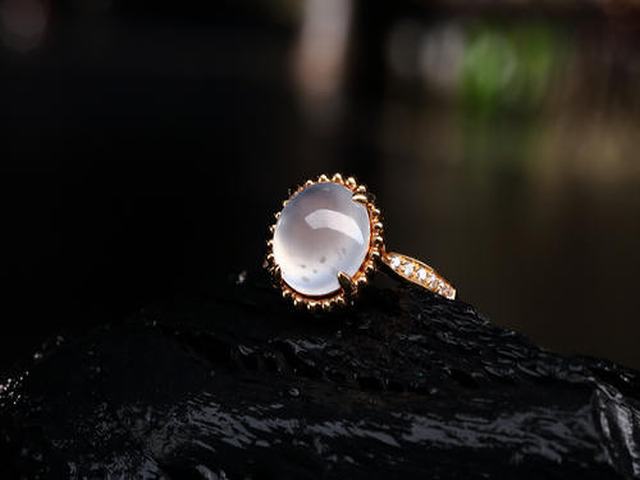 腾冲老料翡翠“素”身翡翠好還是“镂花”的好，选购翡翠需看这2点，谨记！   第2张