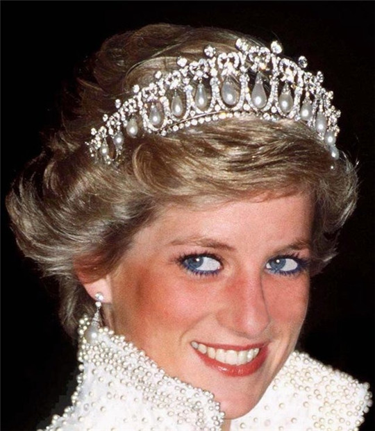 一起看看英国皇室的女人佩戴的蓝宝石  第2张