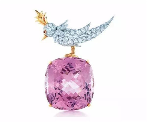 翡翠赌石市场翡翠玉石遇光会褪色的宝石！  第7张