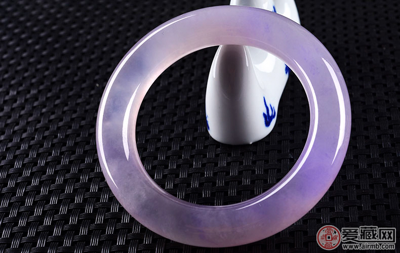 冰糯种春带彩翡翠手镯鉴赏价值高吗   第1张