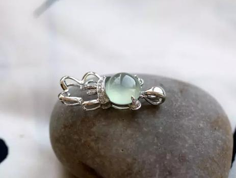 天鹅翡翠吊坠晴水翡翠价格暴跌？这是真的吗？  第3张