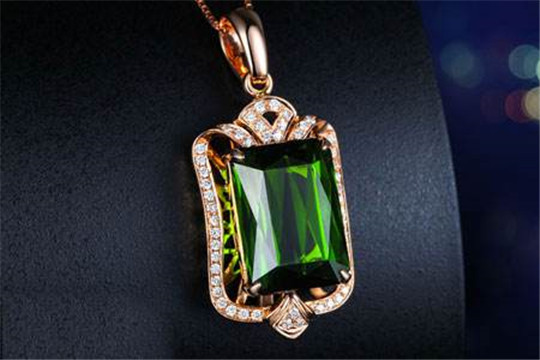 云南旅游翡翠在哪买珠宝各有象征，你选对了吗？  第4张