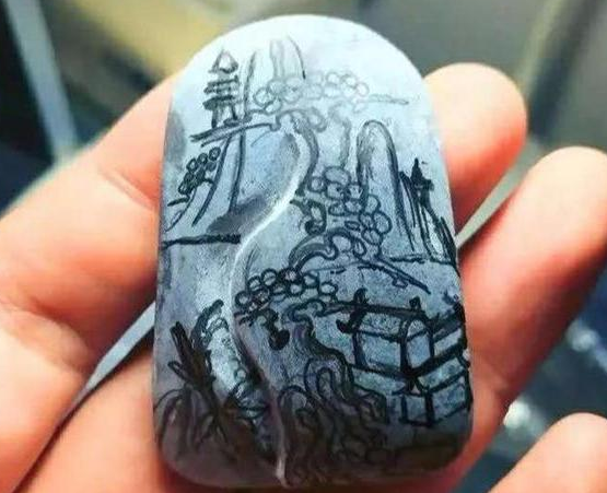 翡翠豆绿手镯本以为是块煤炭险些丢掉，没想到是王者，几经雕琢富到流油  第3张