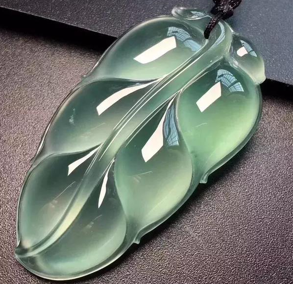 天鹅翡翠吊坠晴水翡翠价格暴跌？这是真的吗？  第1张