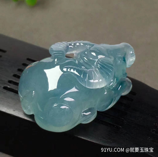 中国黄金的翡翠手镯水蓝翡翠的一种十分类似的假冒石！必读！ 