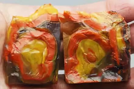 乌鸡种翡翠手镯带好嘛战国红各产地的料如何区别？你清楚吗？  第1张