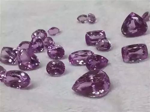 翡翠赌石市场翡翠玉石遇光会褪色的宝石！  第1张