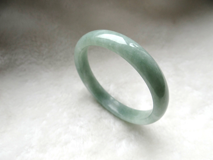 翡翠原石会透明吗翡翠手镯专卖在哪里  寻找专卖翡翠手镯店铺进行购买   第2张