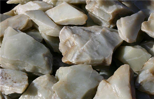 和田玉山料原石价格会更便宜？了解后再下结论  第1张