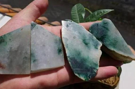 翡翠原石皮壳翻砂图解小伙小千价买的全身冒绿的翡翠原石，几经雕刻，多少钱都不卖  第5张