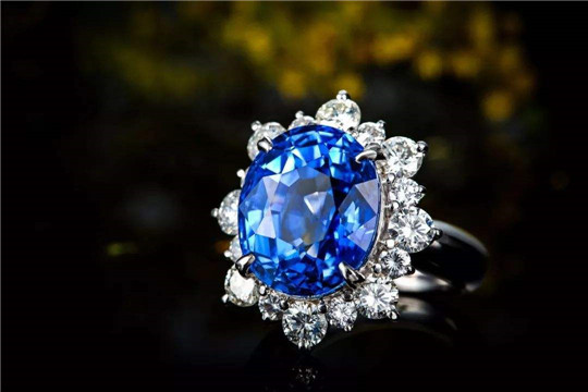 翡翠 _花瓶吊坠身为国际四大名贵宝石之一的蓝宝石，价值到底有多高？  第3张