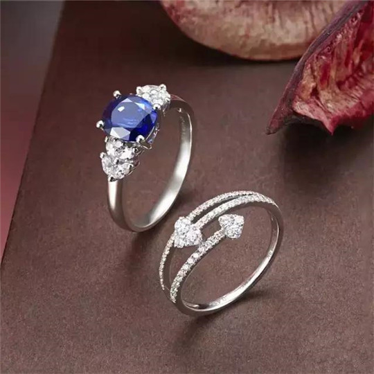 冰种三彩翡翠女人一定要拥有的七件珠宝，你备齐了没？  第3张