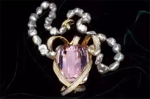 翡翠赌石市场翡翠玉石遇光会褪色的宝石！  第8张