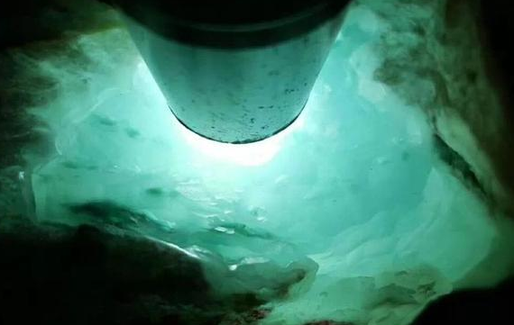 翡翠项链辨别真假美女果断花5万买的翡翠原石，谁知这一开窗，事情大条了  第4张