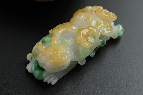 翡翠变黑是什么原因 翡翠为什么会变黑 