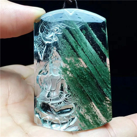 黄底翡翠手镯价格绿幽灵因象征着财富而备受大家的追捧，有收藏价值吗？  第2张